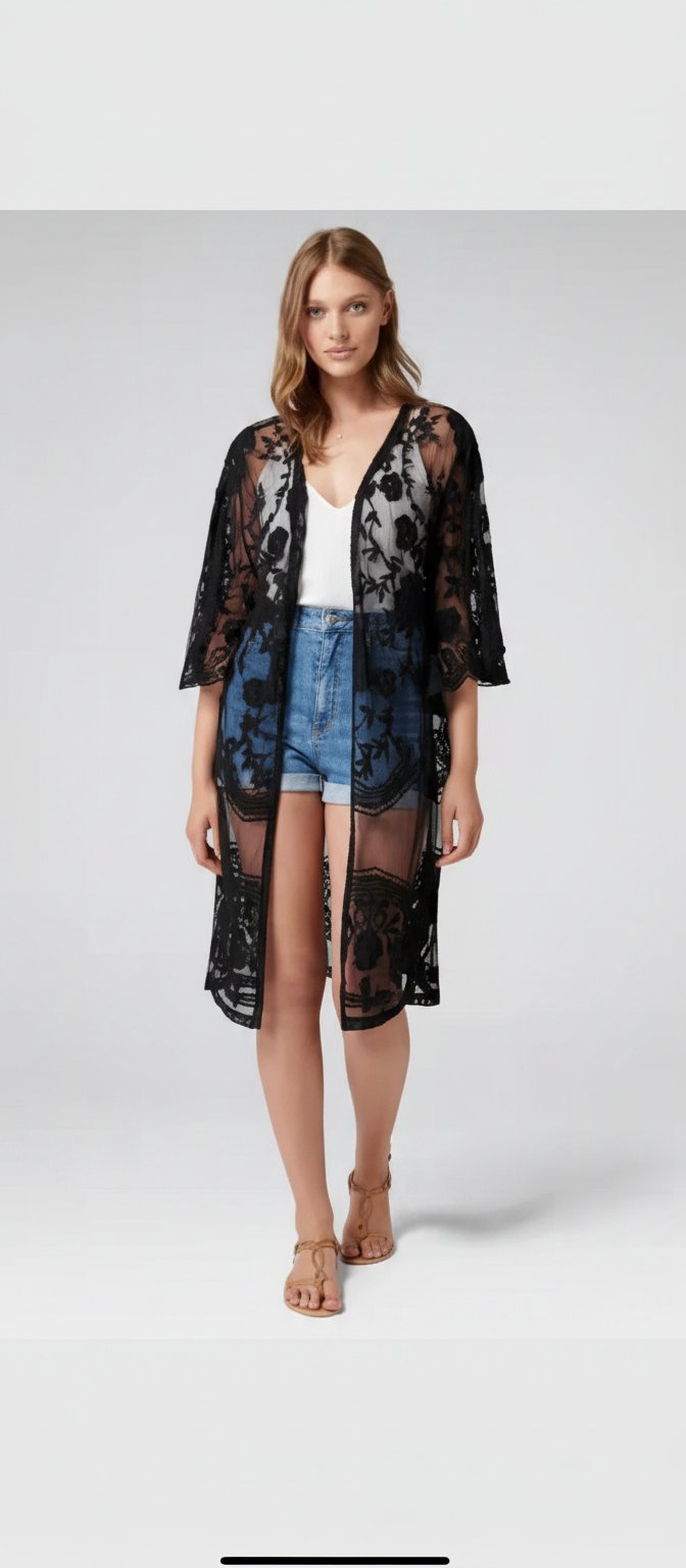 Ce vêtement est un kimono long et fluide (ou un cardigan de plage) conçu en tissu transparent et léger.