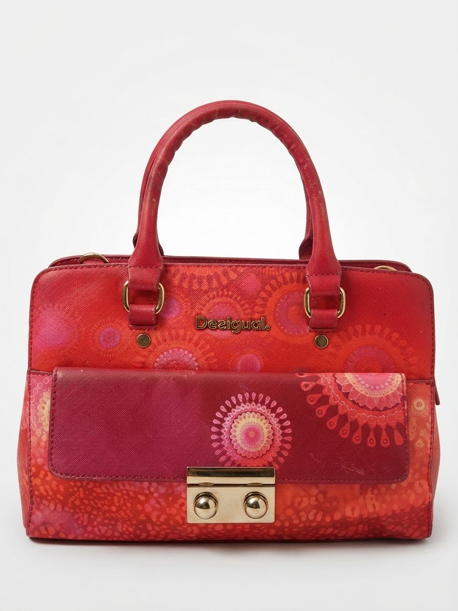         Ce sac à main Desigual (ressemblant au modèle Polaris ou Mandalas Bordados) arbore le style coloré et artistique signature de la marque Desigual