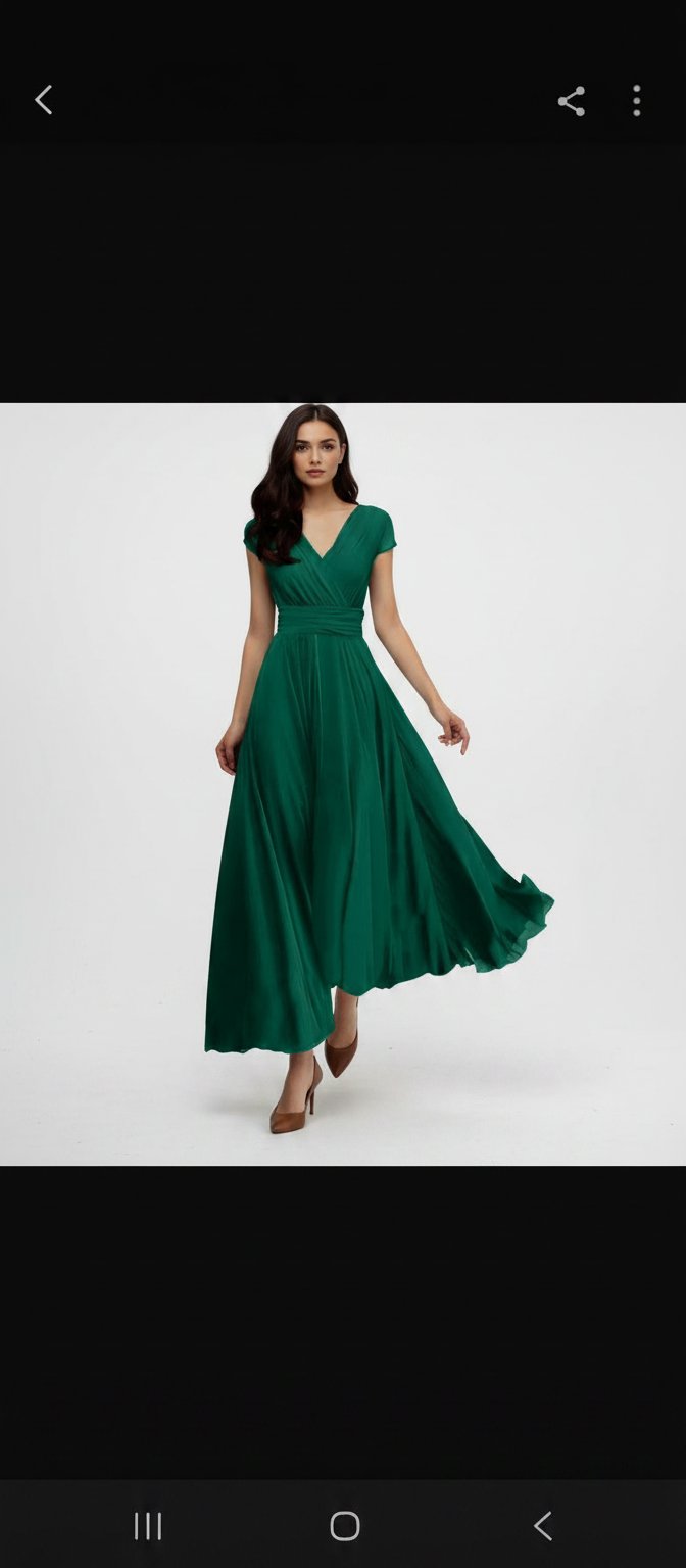 Une robe longue et fluide de couleur vert sapin.