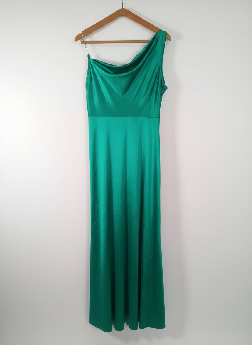 Robe longue en satin vert émeraude de chez SHEIN présente une coupe élégante et fluide💐.