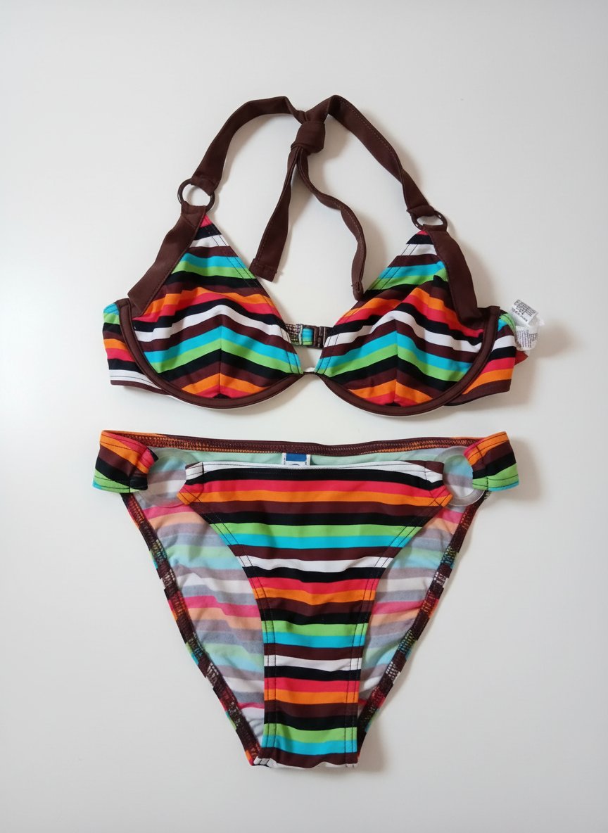 Ce maillot de bain deux pièces à rayures multicolores provient d'une collection de La Redoute. 