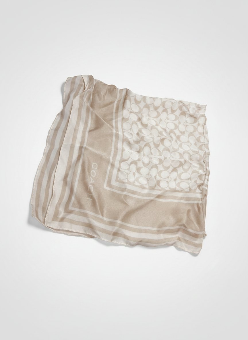 Foulard Coach – soie imprimée, logo discret, chic et moderne.