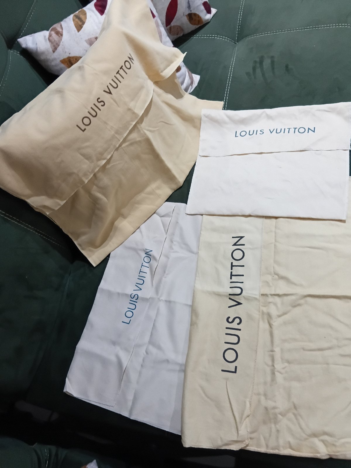 Lot de 4 dust bags Louis Vuitton originaux. Logo imprimé, tissu premium, état impeccable. Idéal pour protéger vos sacs de luxe.