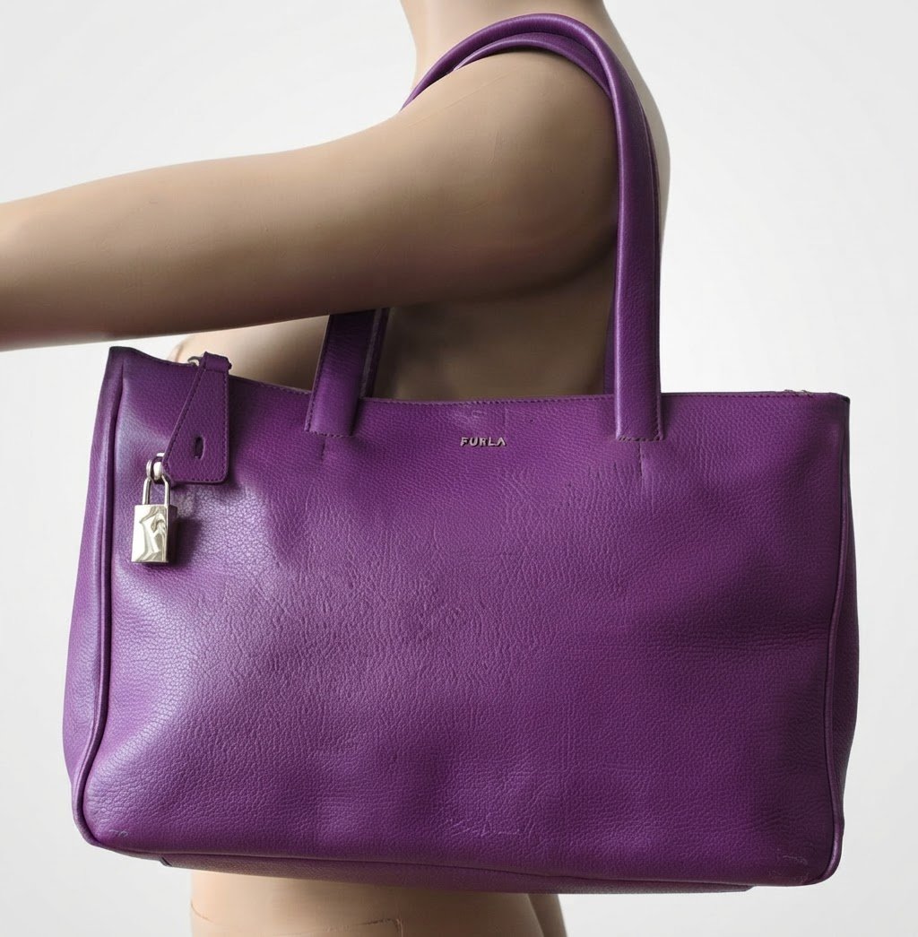 Sac de luxe italien, avec cadenas décoratif et finitions dorées. Intérieur siglé FURLA, spacieux . Les anses présentent une légère patine d’usage, mais le cuir peut être facilement ravivé ou personnalisé (foulard, recoloration). 