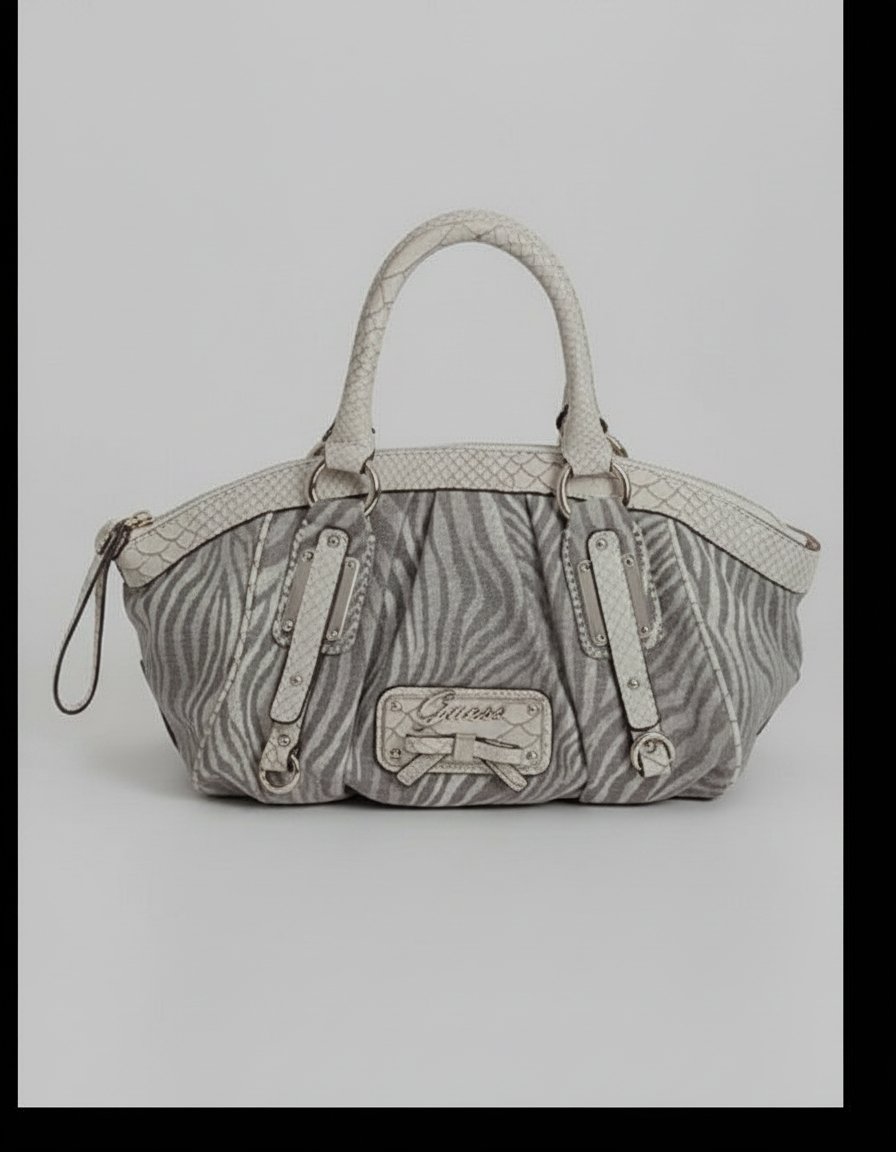  Sac à main vintage GUESS emblématique de la tendance Y2K est une pièce incontournable, arborant un motif zébré et des finitions texturées façon serpent tjrs tendance✨️.