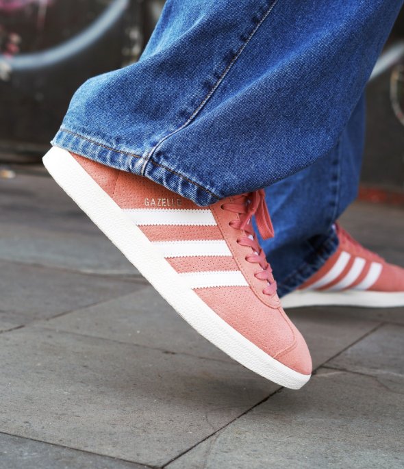 Basket Adidas taille 39 jamais porté disponible à bas prix