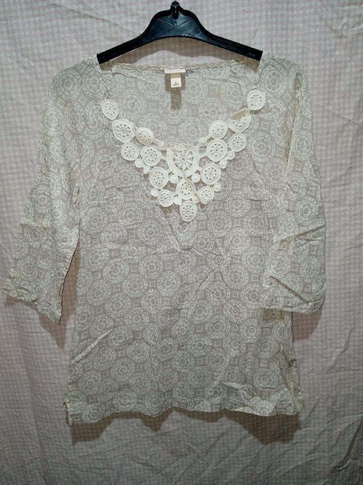 pull couleur beige, dentelle blanc autour du coup 