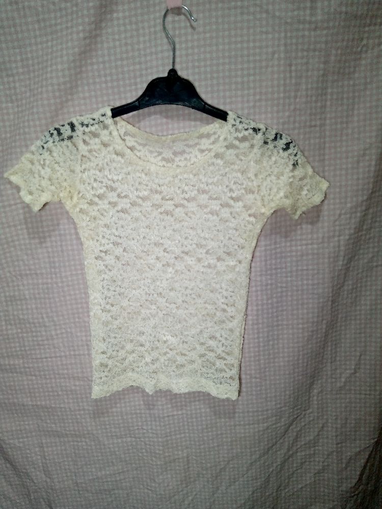 crop top en dentelle sexy et aatirant 