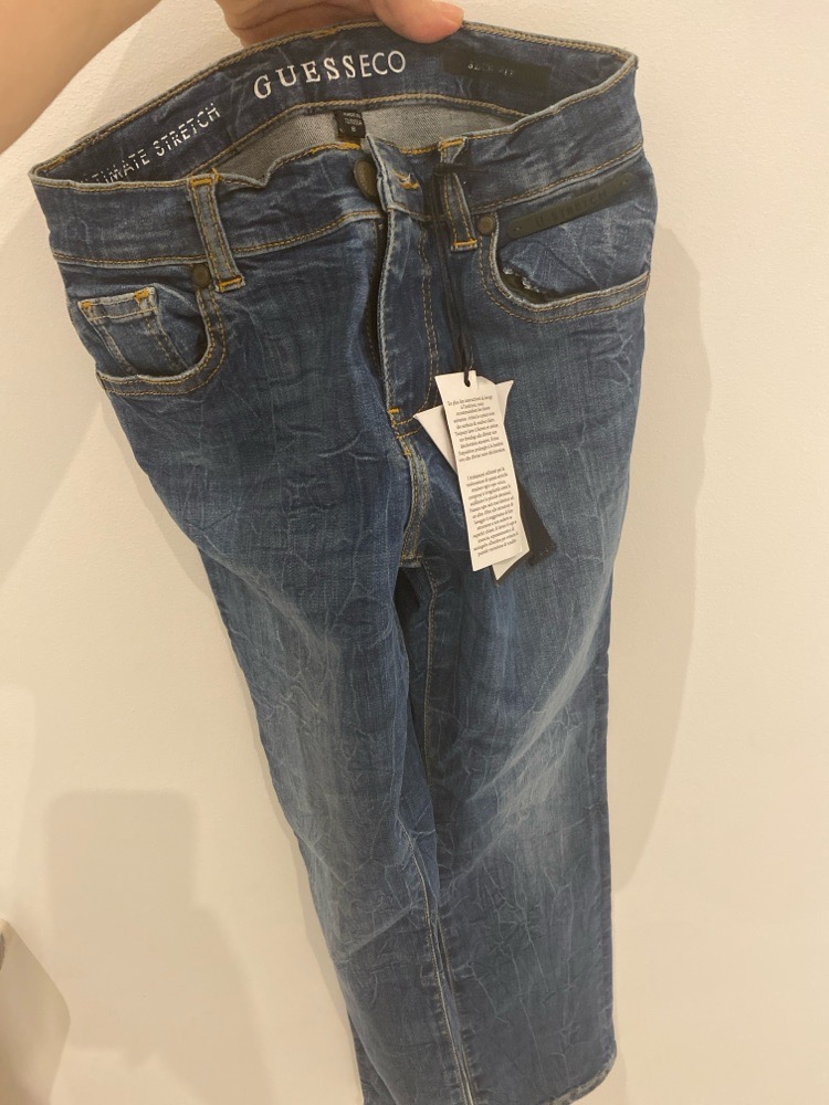 pantalon jeans guess avec tiket taille 8 ans