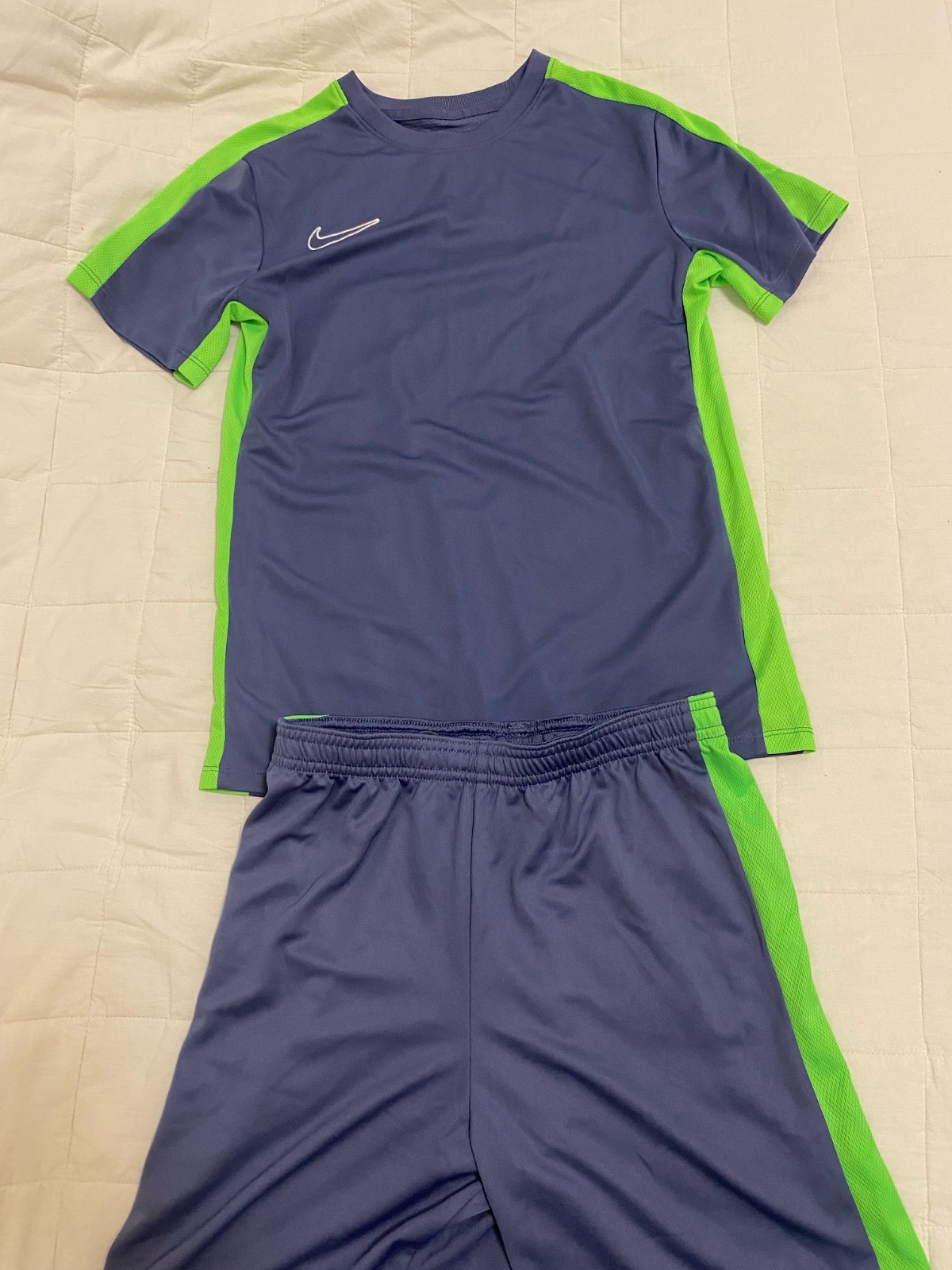 Tenue  de sport  nike taille 14 
