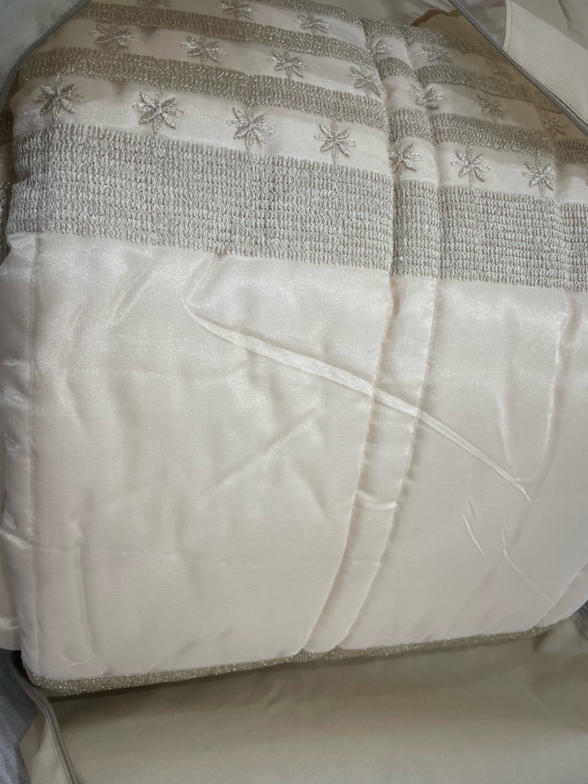 Couverture en satin avec deux oreillers