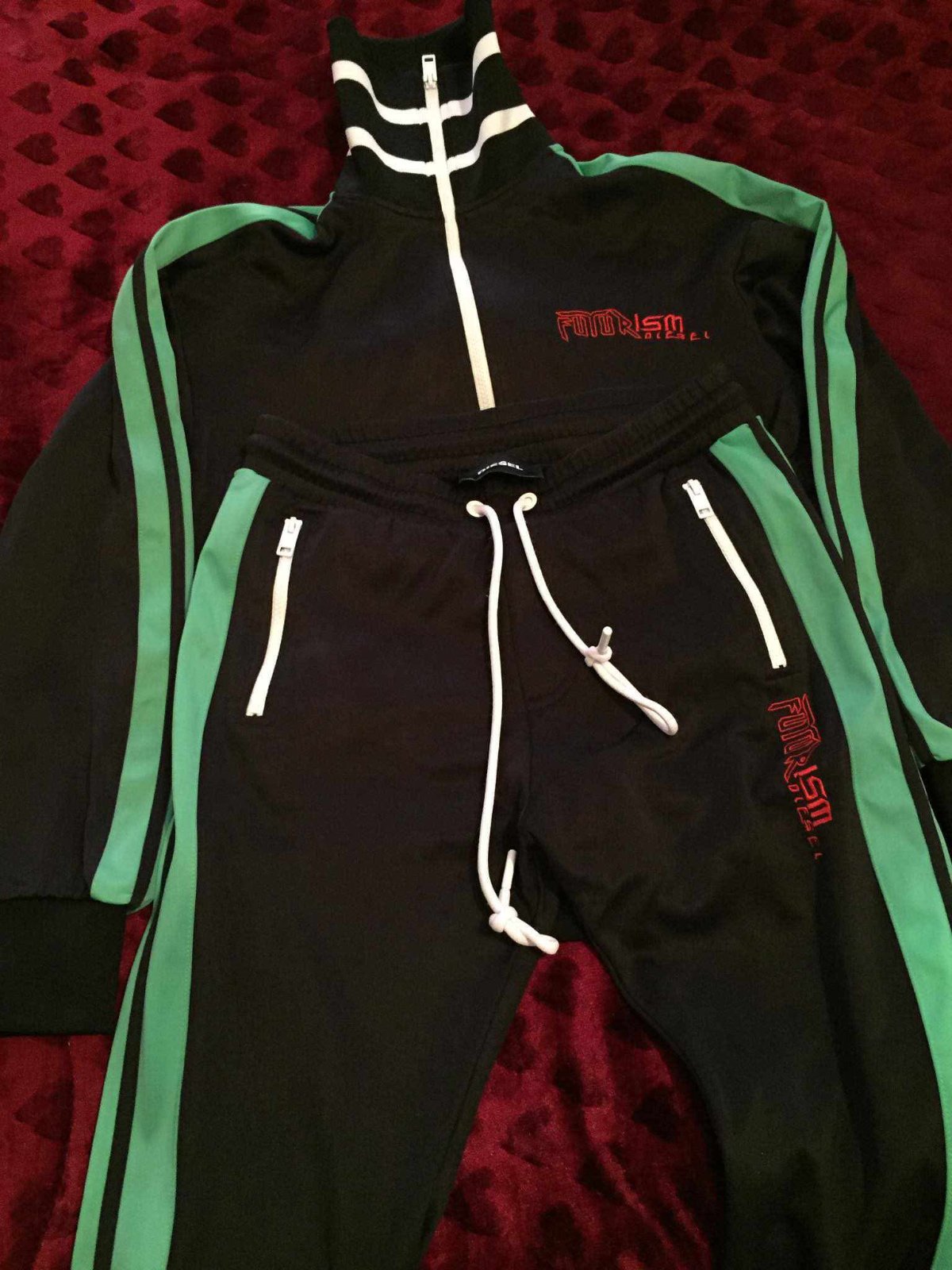 À vendre tenue sport importé : original la marque : Diesel . presque neuf .  taille : S