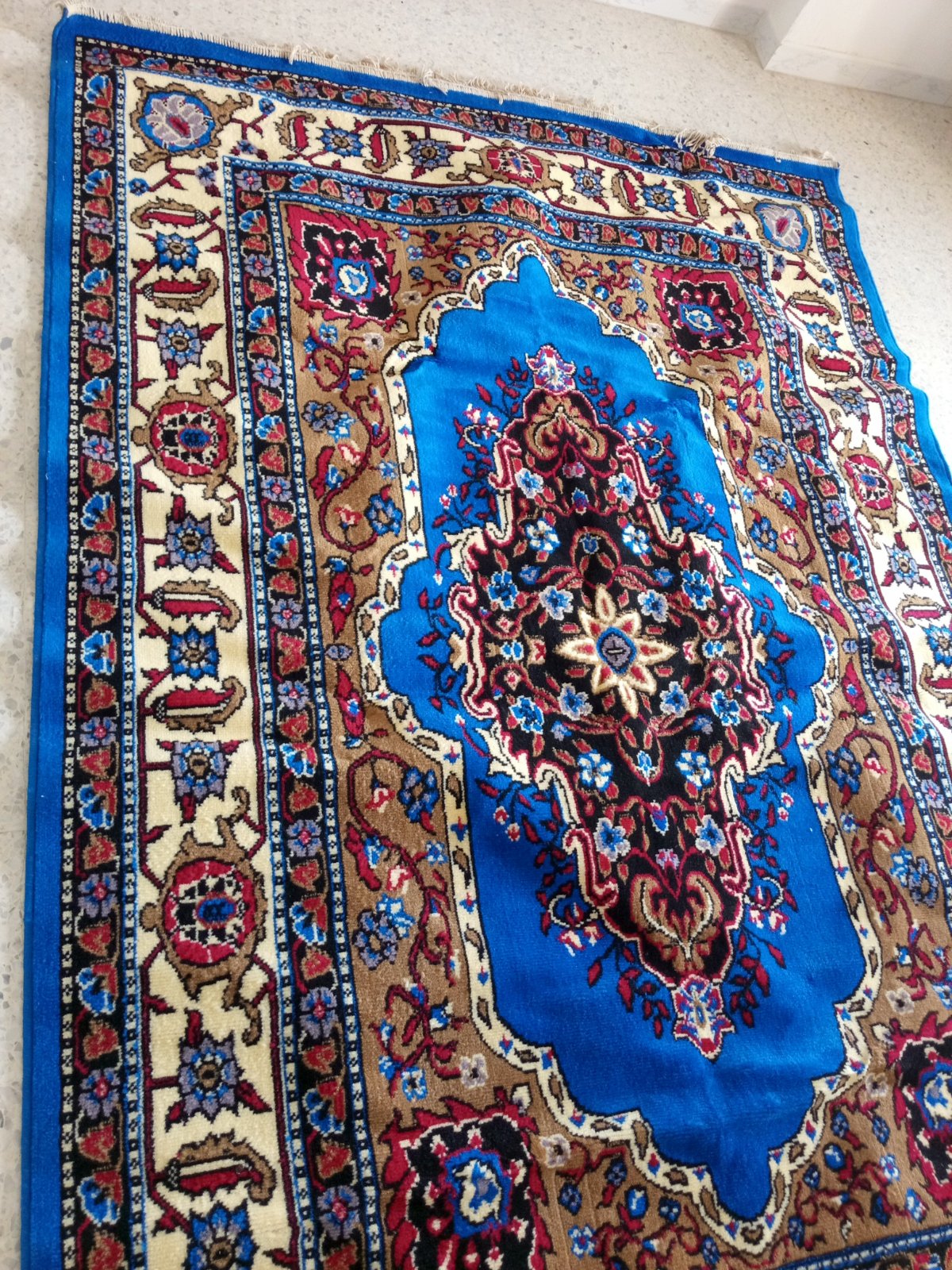 Tapis Neuf+ tapis en très bonne état+ farech 3rousa presque neuf 