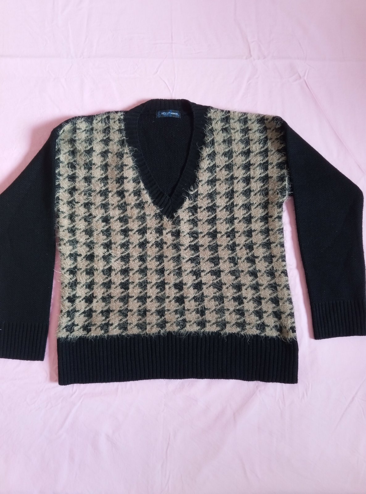 Pull col V motif pied-de-poule noir et beige – Style Vintage / Chic