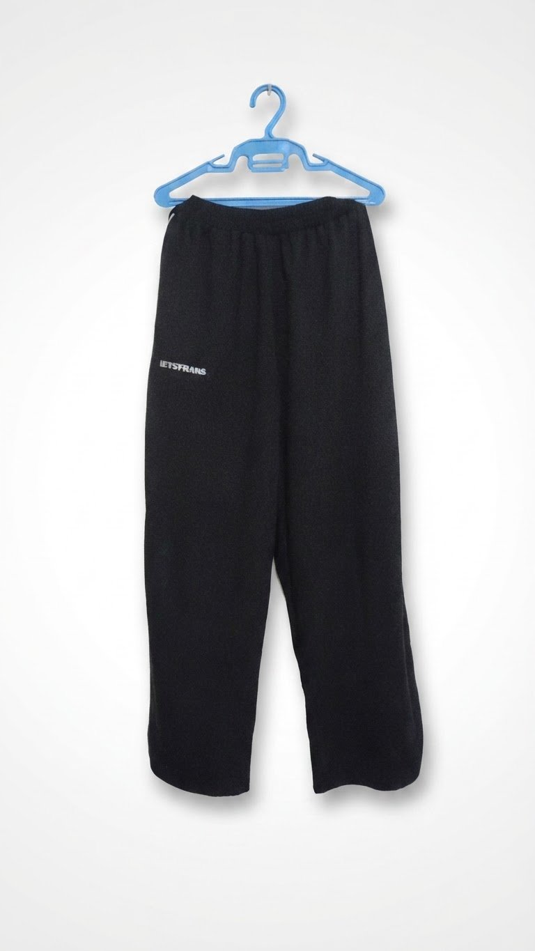 Un pantalon en tissu noir, très large avec une coupe baggy.