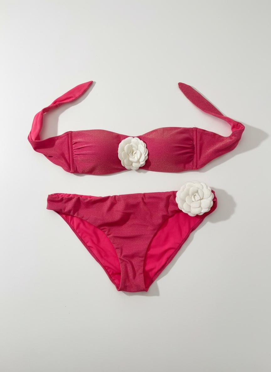 Bikini fuchsia pailleté avec fleurs blanches