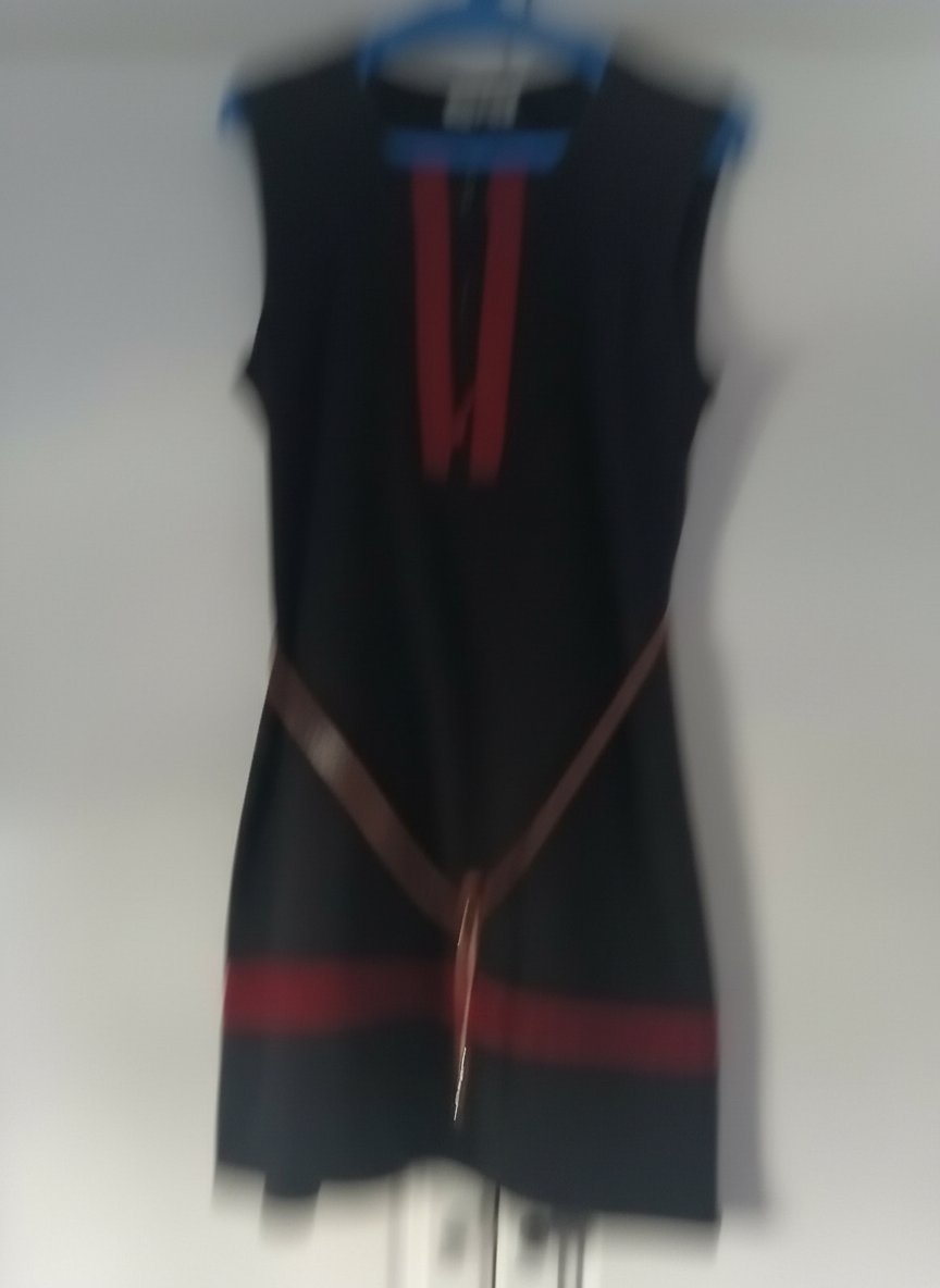 Robe courte rouge et noire de taille 3