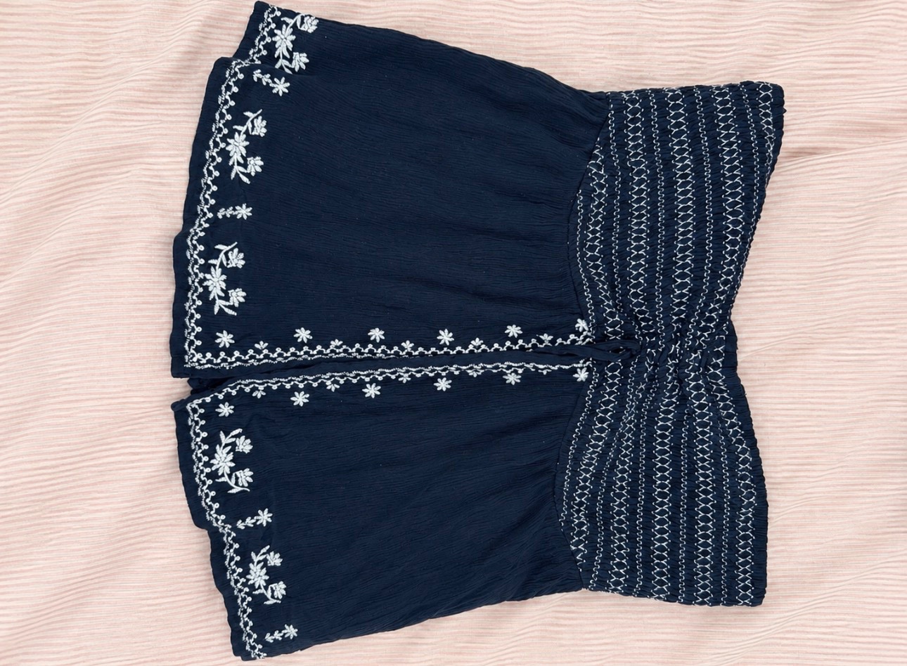 Top Hollister bleu marine à fleurs blanches