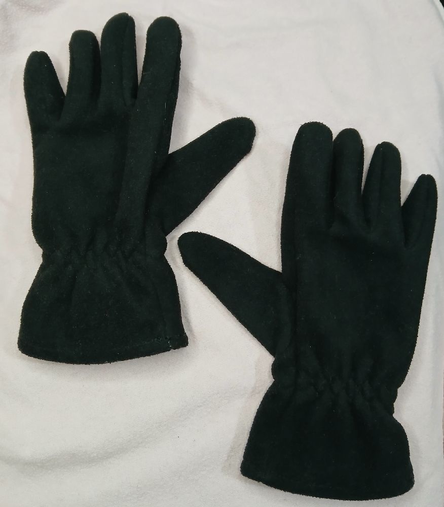 Des gants noirs de la marque DECATHLON  pour enfant de 10 ans