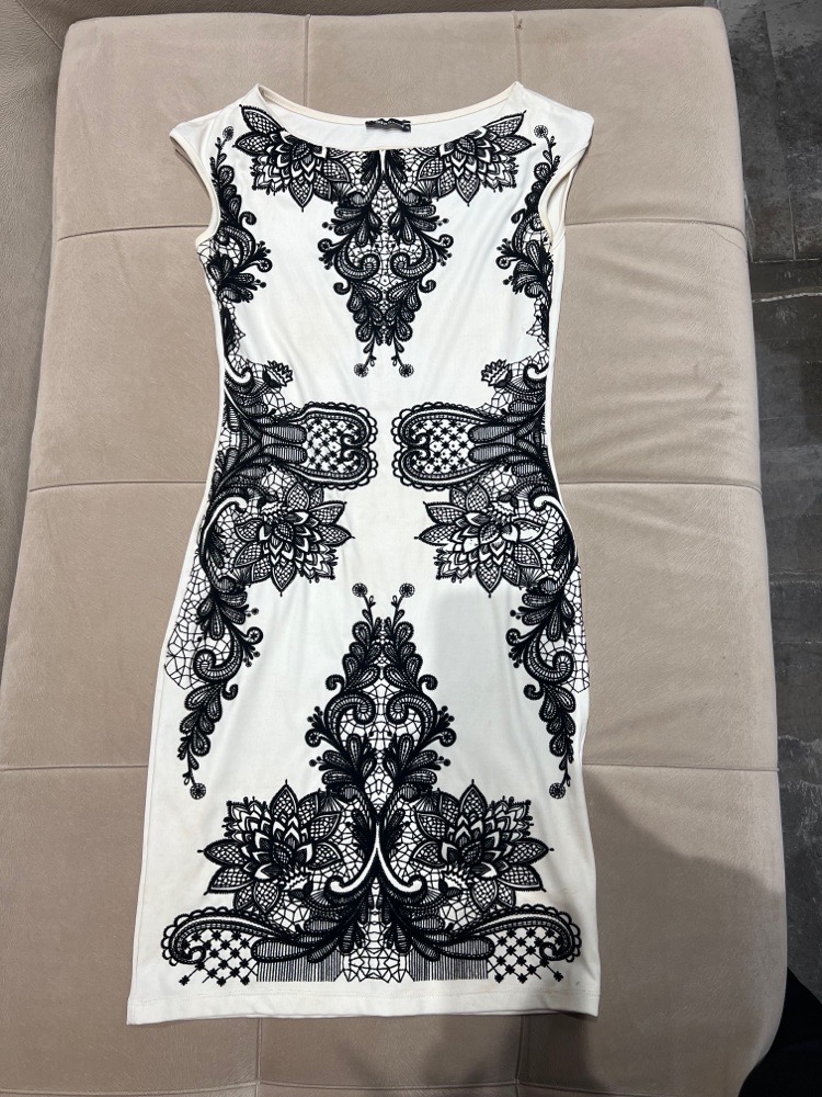 robe blanche courte avec motif noire 