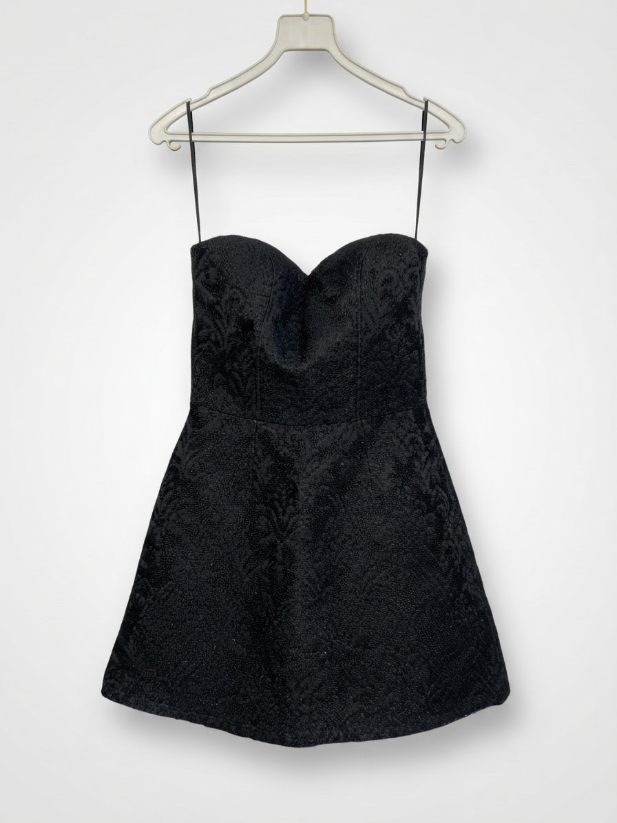 Robe noire avec broderie