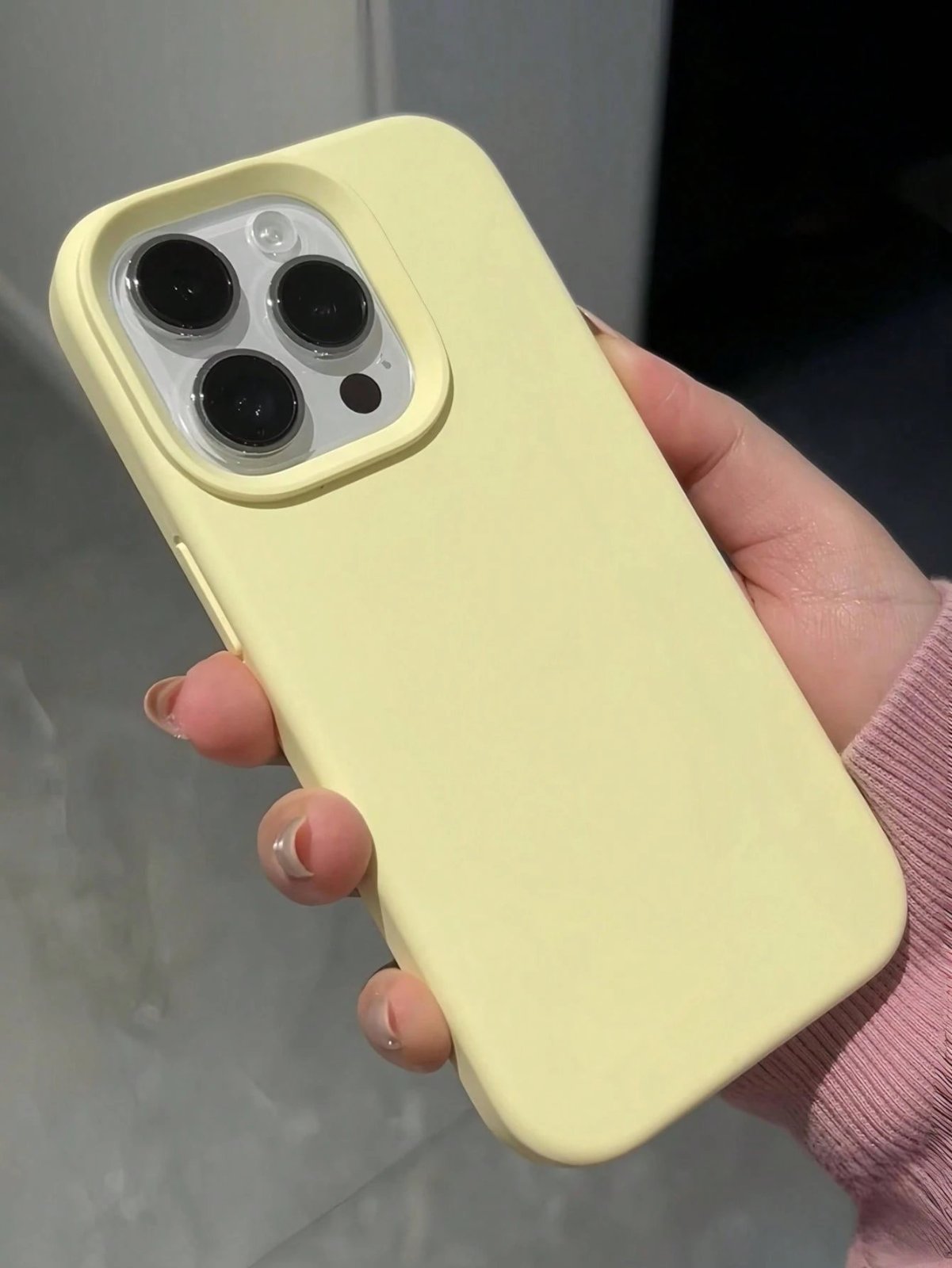 Cache iphone 15 pro jamais utilisé couleur jaune beurre 