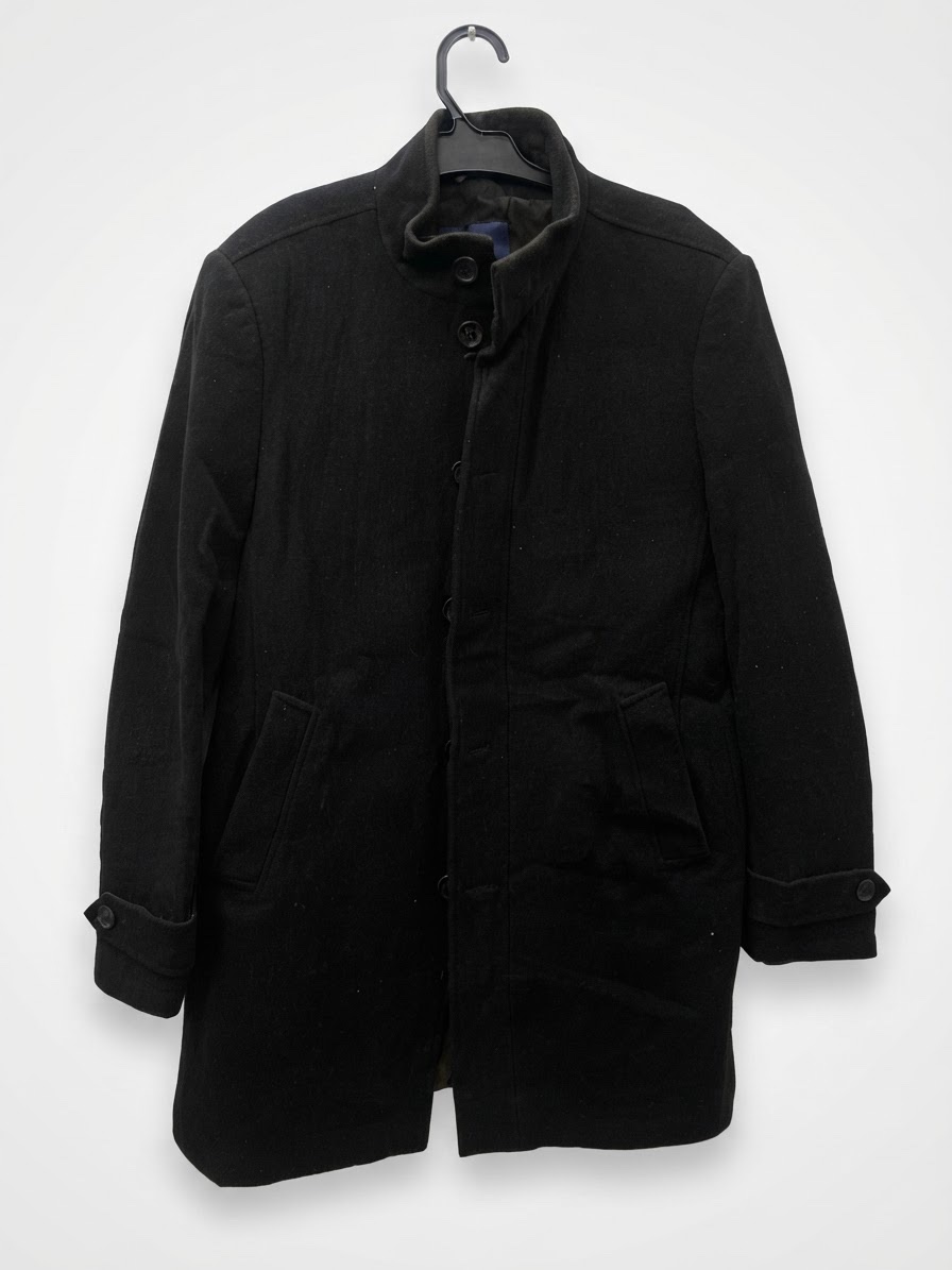 Manteau long noir pour homme de style classique avec un col montant, une fermeture à boutons sur le devant, des poches latérales et des pattes de serrage aux poignets.