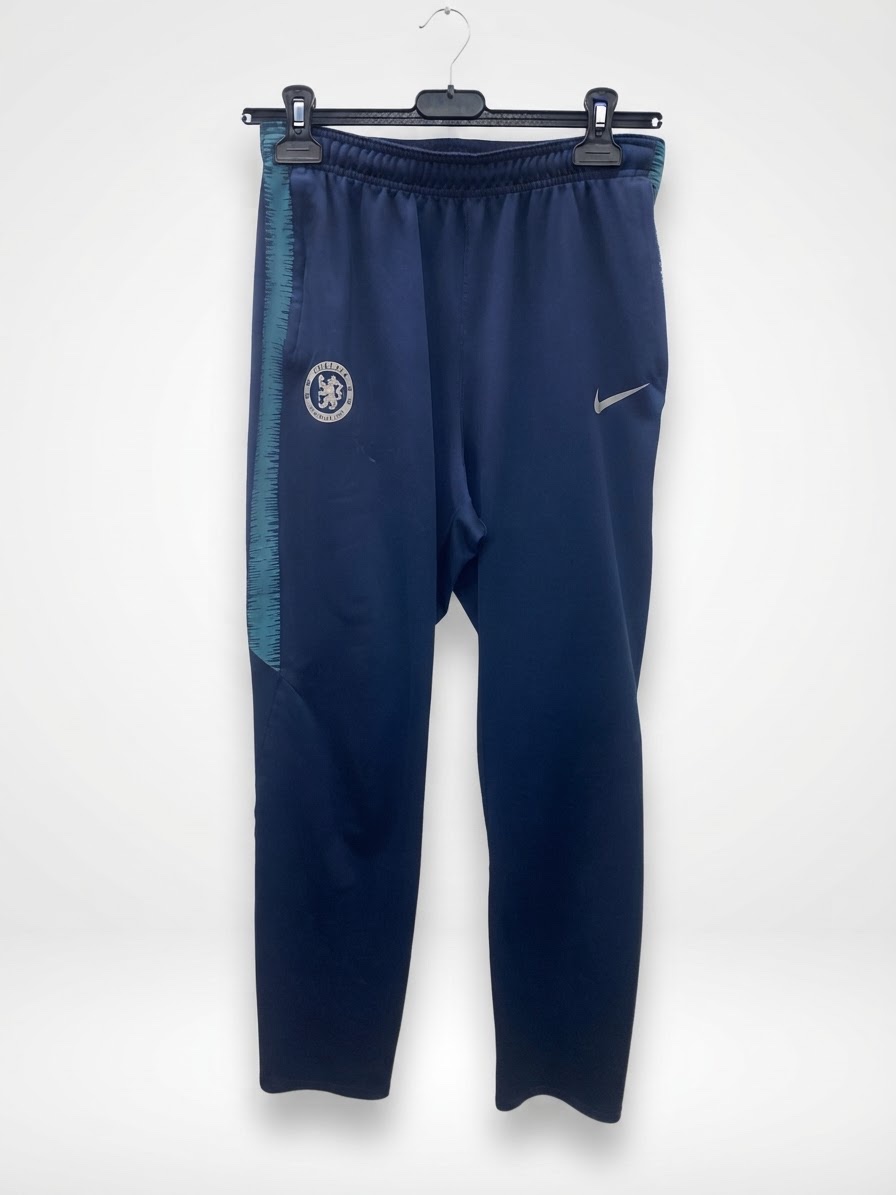Survêtement bleu marine est le modèle d'entraînement Nike Chelsea FC (souvent issu des collections Strike ou Squad comme la saison 2018/2019)
