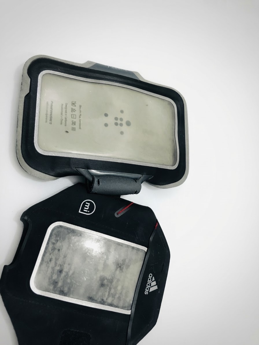 Porte téléphone Adidas et belkin