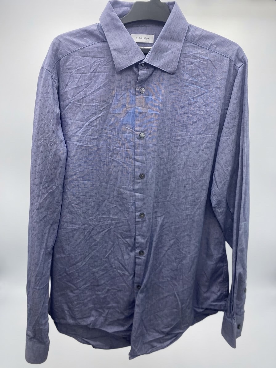 Chemise à manches longues pour homme de couleur bleu clair chiné, dotée d'un col classique et d'une patte de boutonnage, portant l'étiquette de la marque Calvin Klein