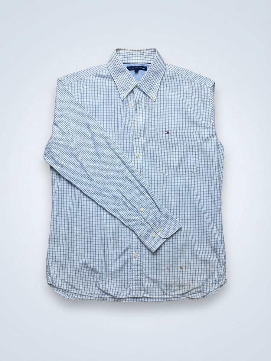 Chemise à manches longues à carreaux bleus et blancs signée Tommy Hilfiger.