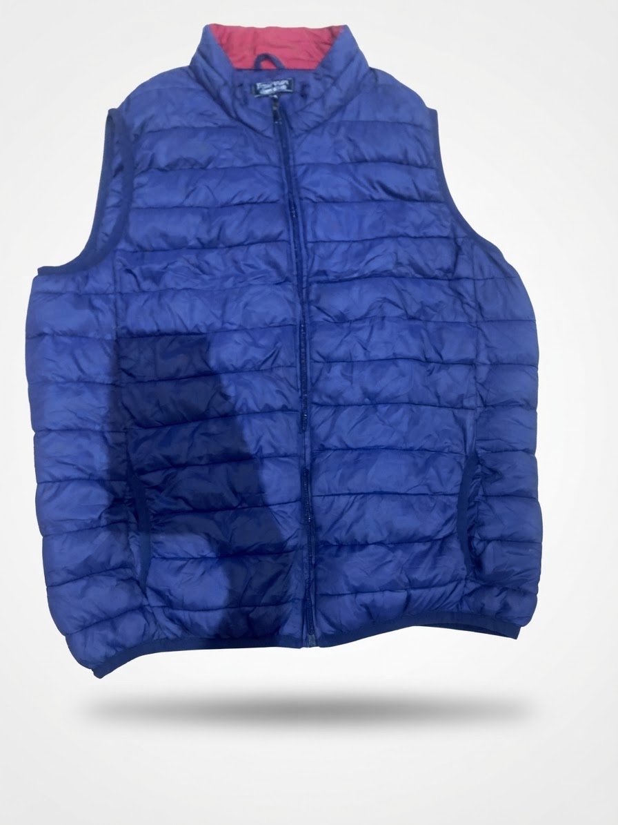  doudoune matelassée de couleur bleue avec une doublure intérieure rouge, de marque « Fashion L'Homme Moderne » en taille XL.