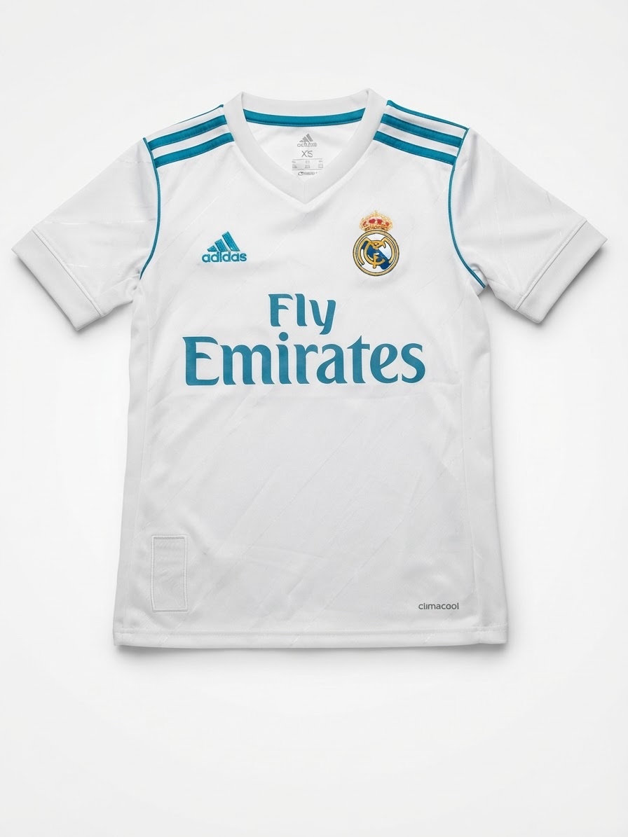  le maillot domicile du Real Madrid de la saison 2017-2018 (marque Adidas).