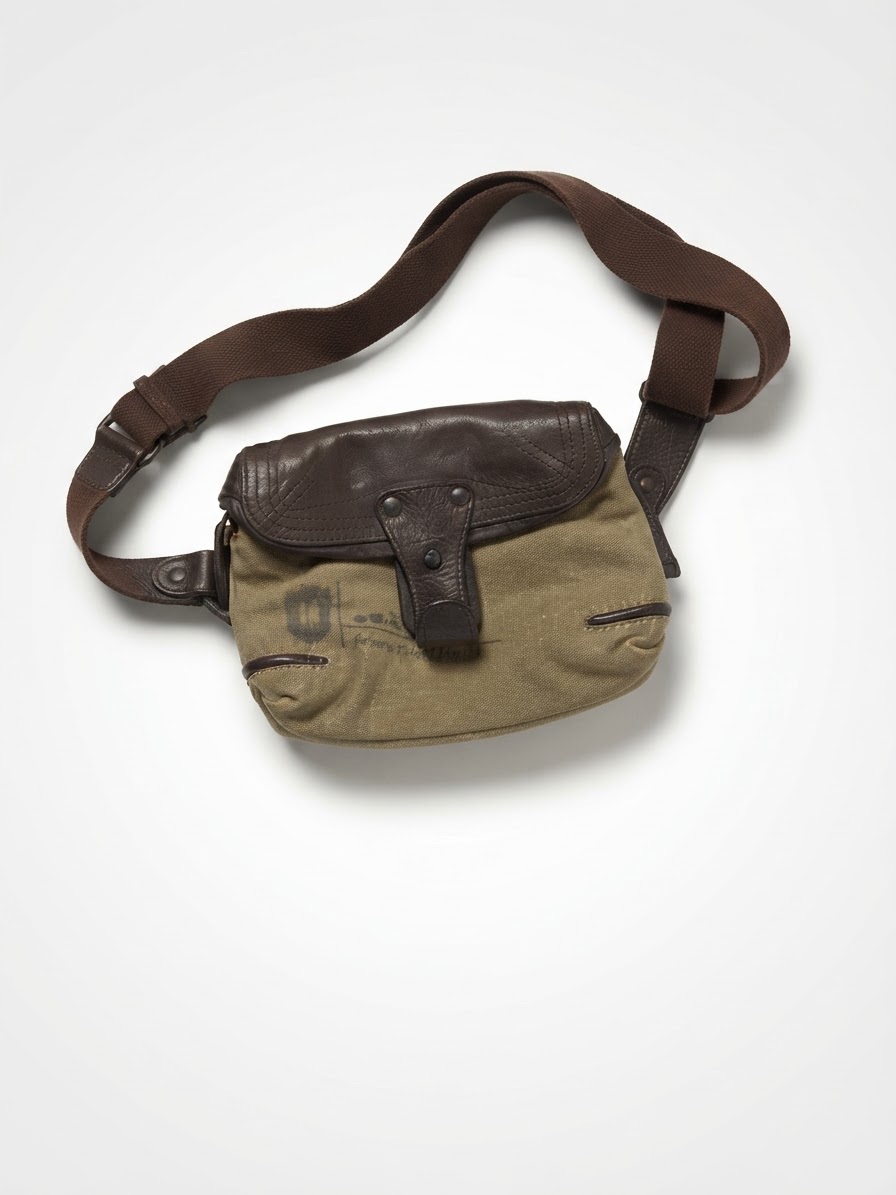 Petit sac à bandoulière en toile beige (type musette ou sac vintage d'inspiration militaire) avec des empiècements et une lanière en cuir marron/brun foncé, doté d'une sangle en sangle textile marron.