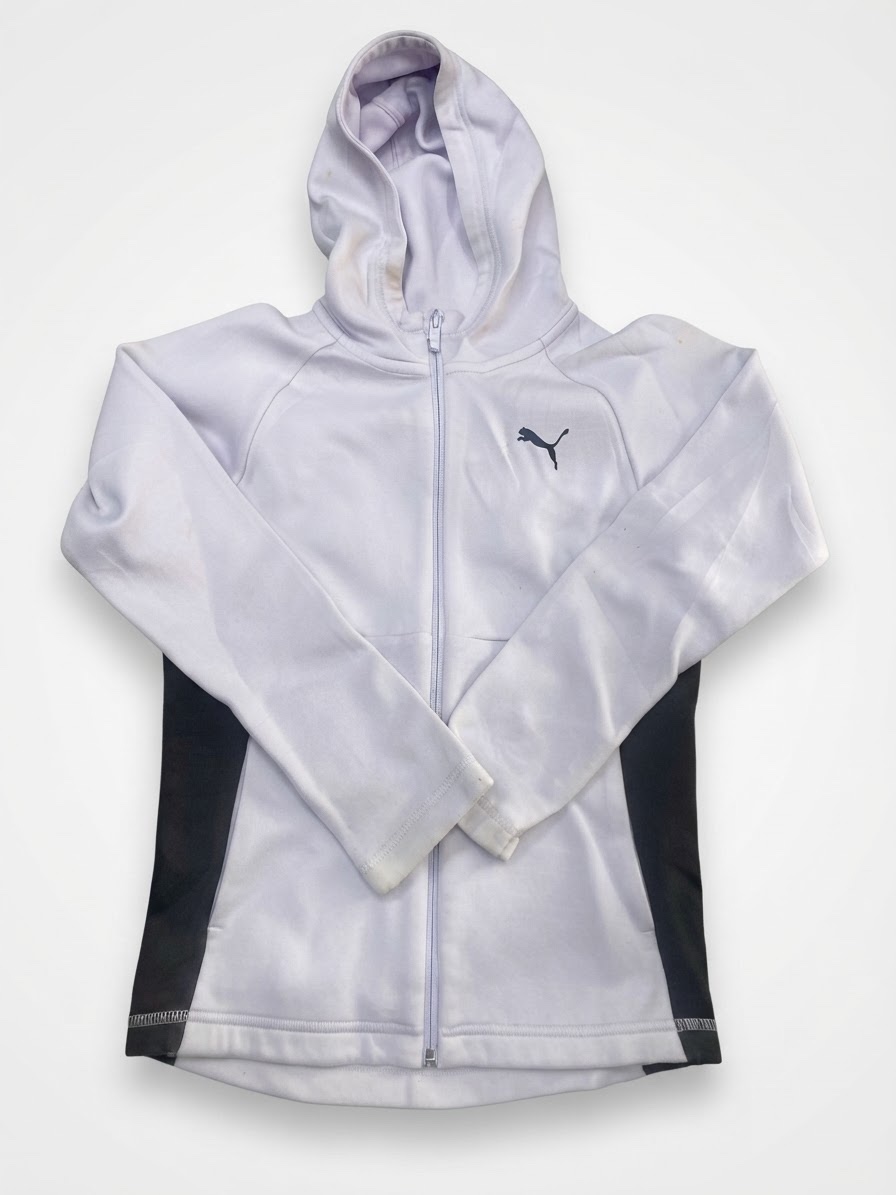 Veste à capuche zippée Puma pour enfant ou femme, de couleur violet très pâle (lilas / blanc cassé) avec des empiècements noirs sur les côtés et le logo Puma noir sur la poitrine.