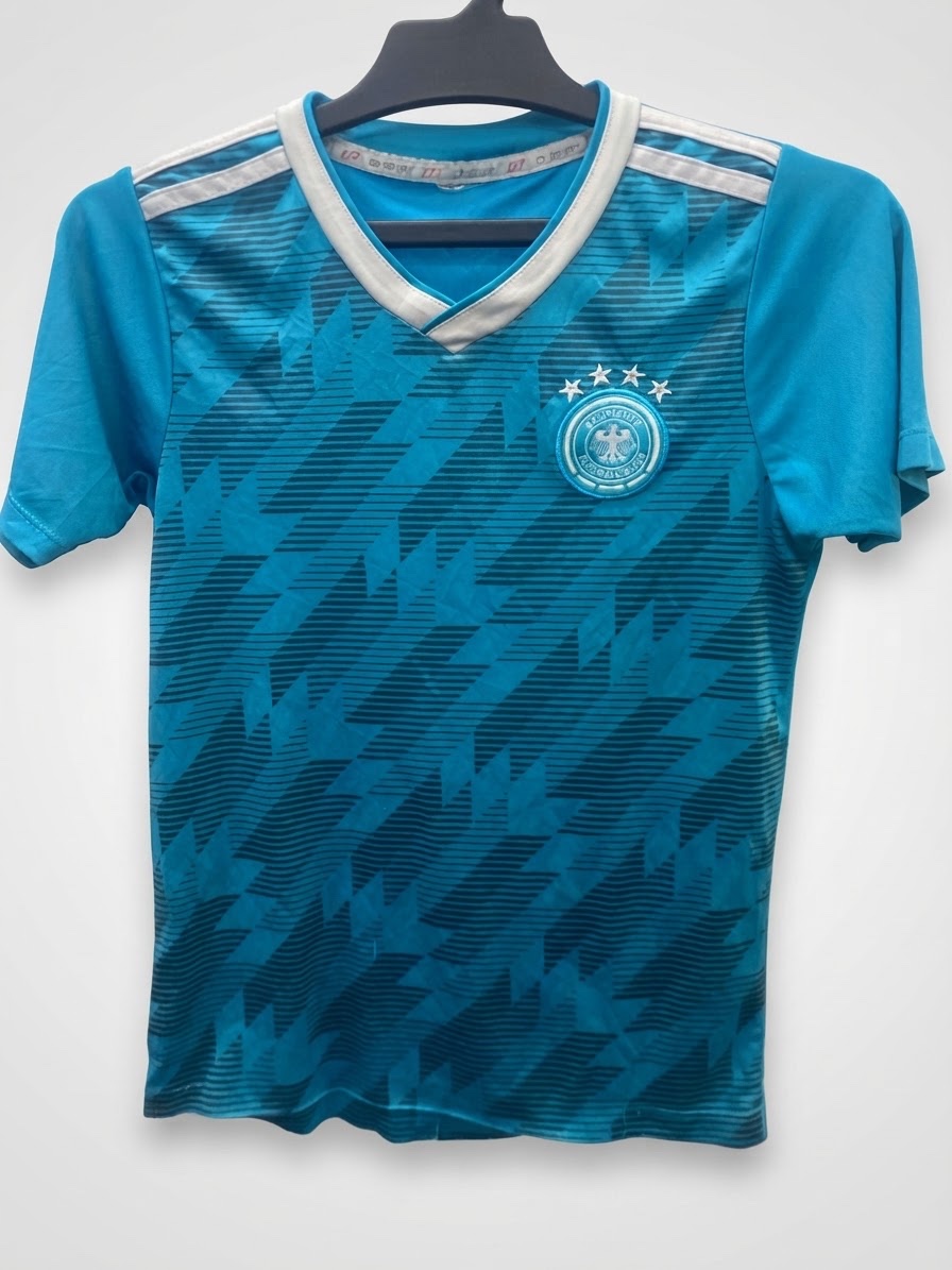 Maillot extérieur de l'équipe nationale allemande de football (la Mannschaft) conçu par Adidas pour la Coupe du monde 2018 en Russie, inspiré du design rétro du maillot extérieur de 1990