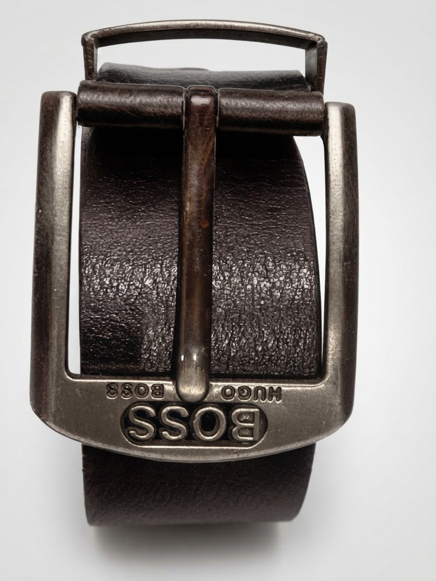  ceinture en cuir noir pour homme dotée d'une boucle métallique gravée des logos BOSS et HUGO