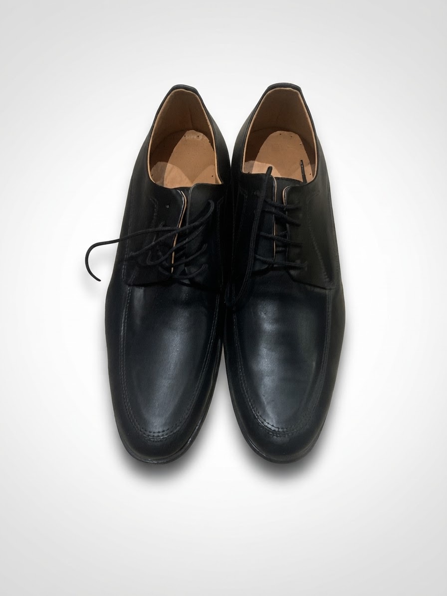 Chaussures basses de ville pour homme en cuir noir à lacets, dotées d'un bout droit rapporté (apron-toe)