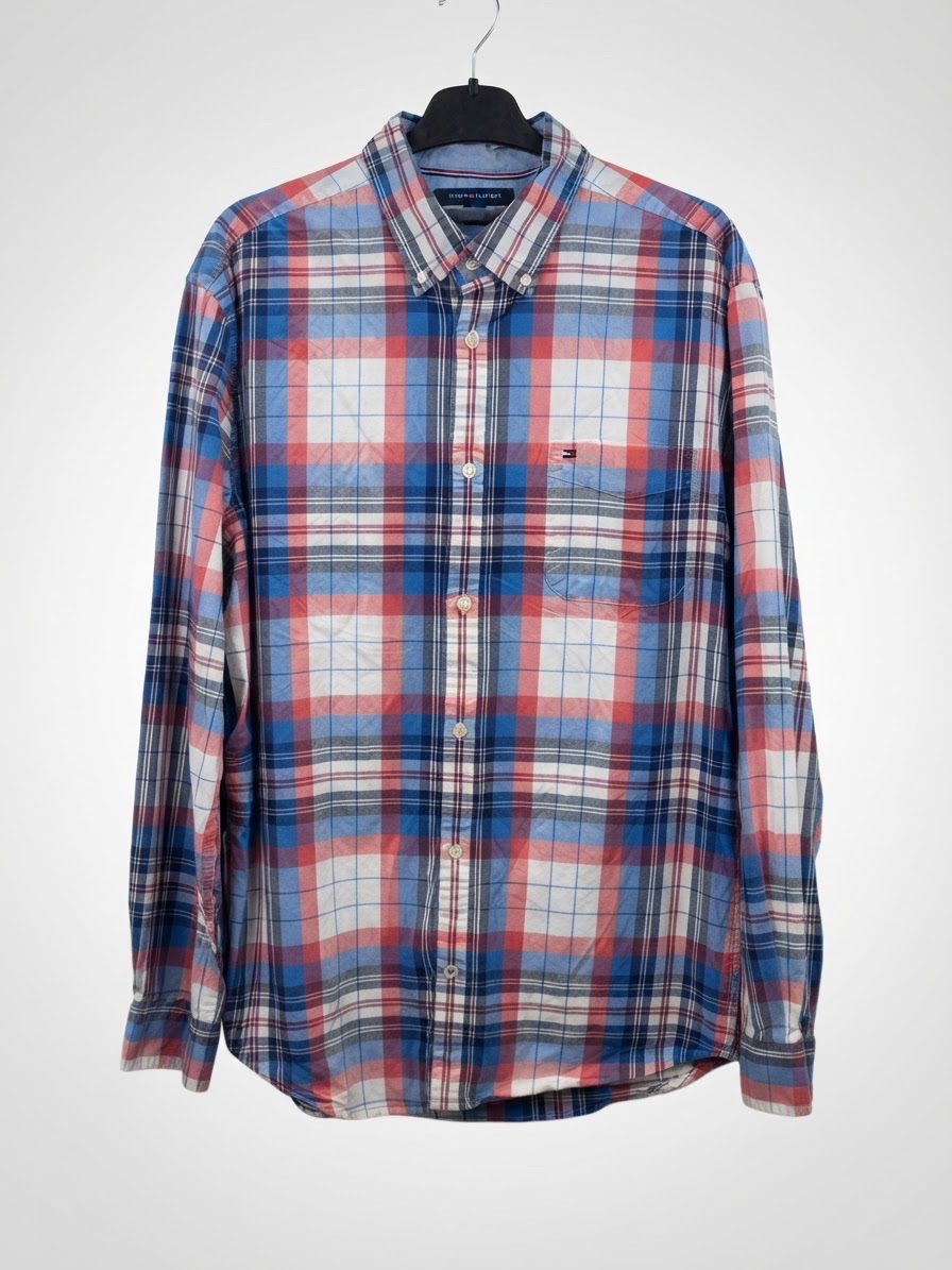 Chemise à manches longues à carreaux (rouge, bleu et blanc) de la marque Tommy Hilfiger, dotée d'un col boutonné et d'une poche sur la poitrine