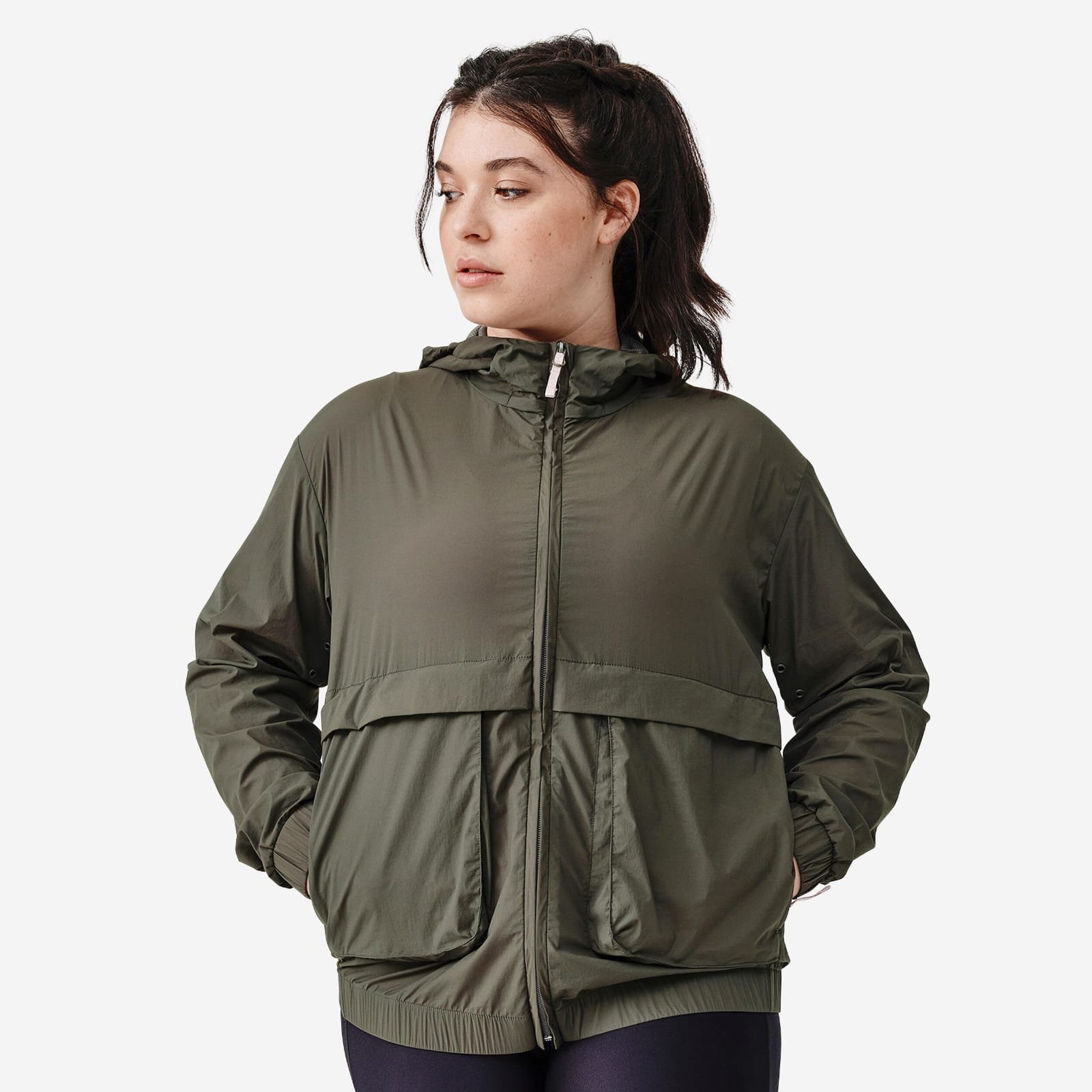 Une veste coupe-vent de running femme KIPRUN Run 500 Wind de chez Decathlon. 