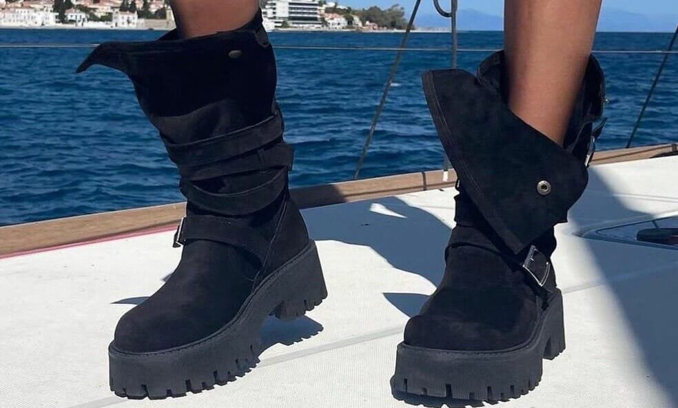 Des bottines noires à semelles épaisses et boucles, idéales pour un look à la fois robuste et stylé. 