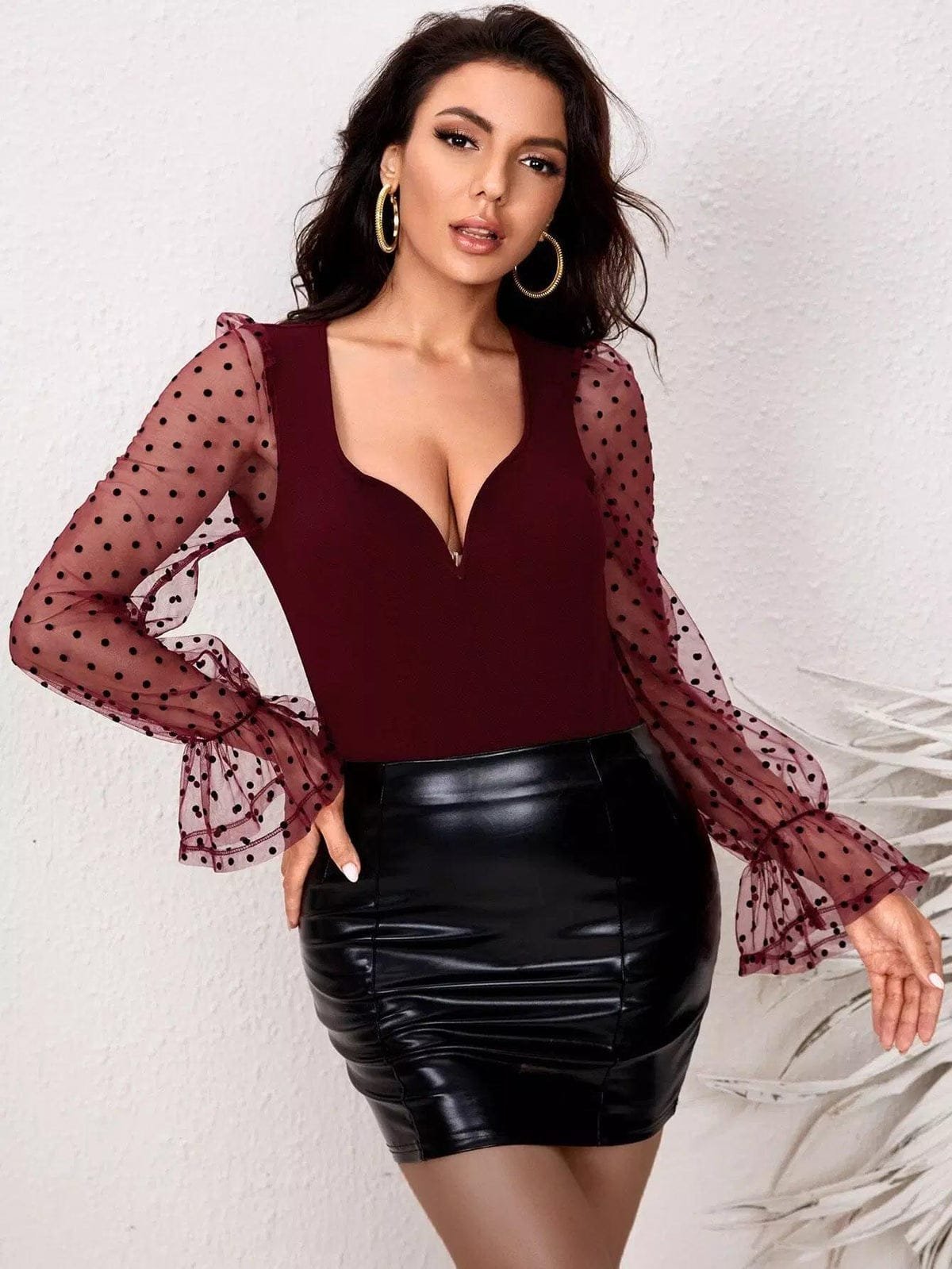 Une blouse élégante avec des manches en maille à pois