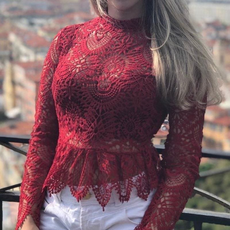  montre un haut en dentelle bordeaux avec doublure de la marque Zara, caractérisé par sa texture ajourée et ses détails de volants