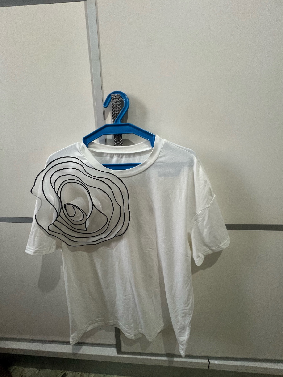 Pull blanc avec fleur 