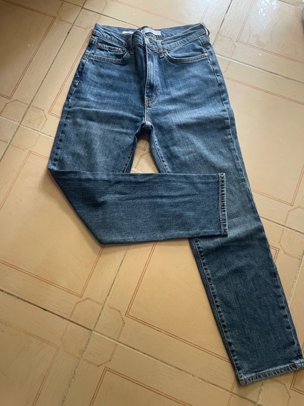 Pantalon de la marque mango, taille 36 neuf sans  étiquette 