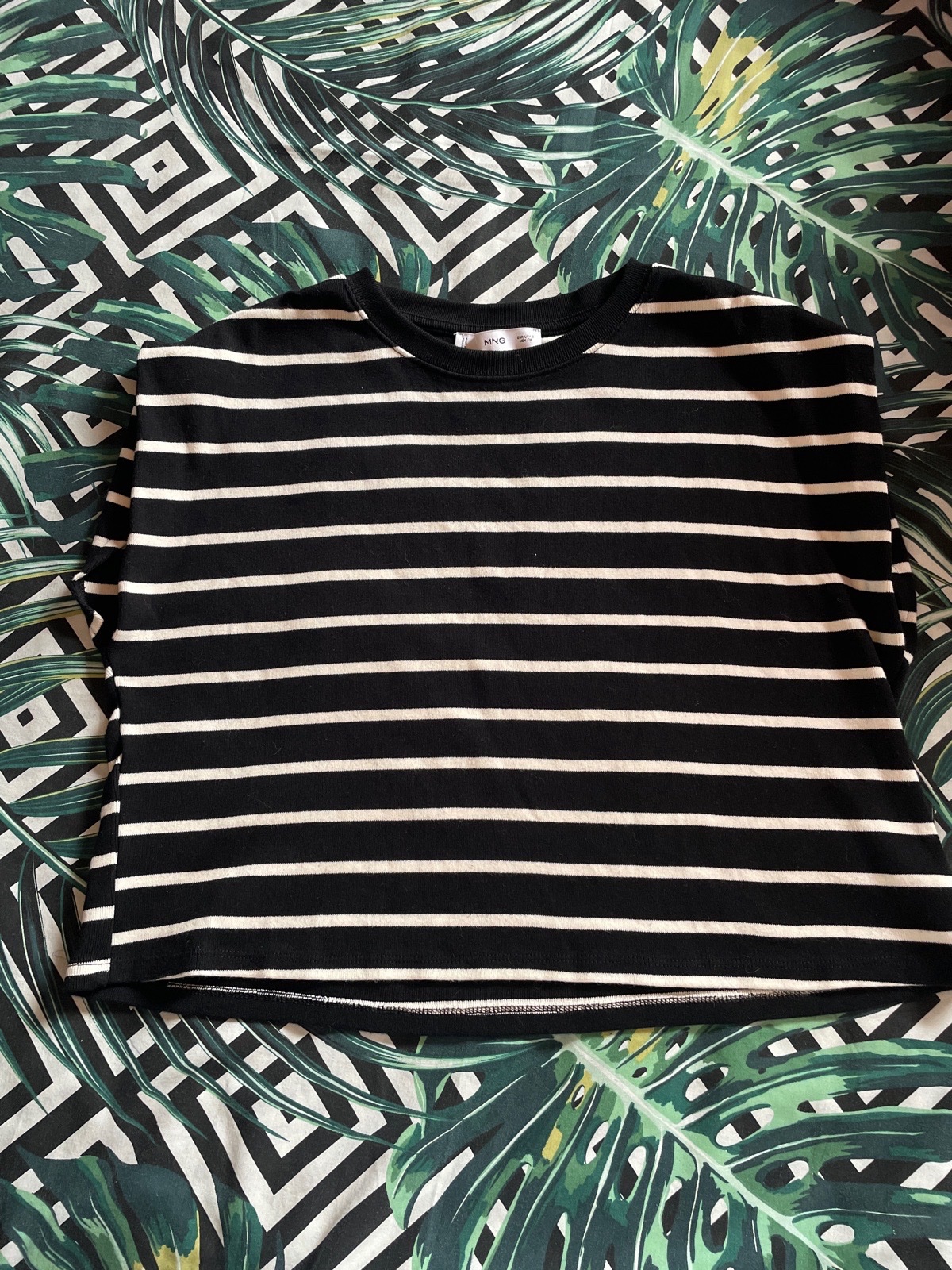 Un pull de la marque MANGO, taille S