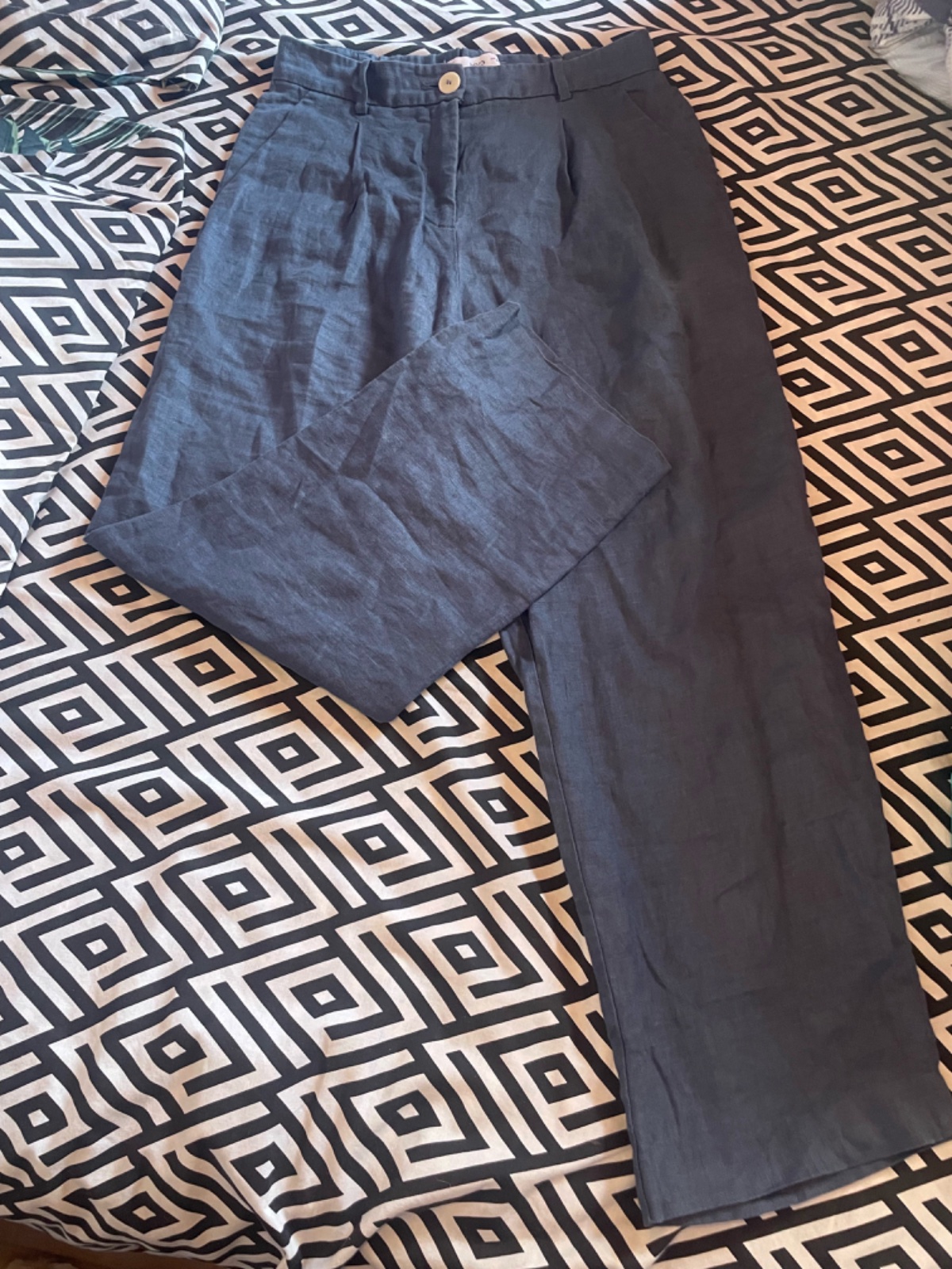 Pantalon قمرايه de la marque MANGO taille 36