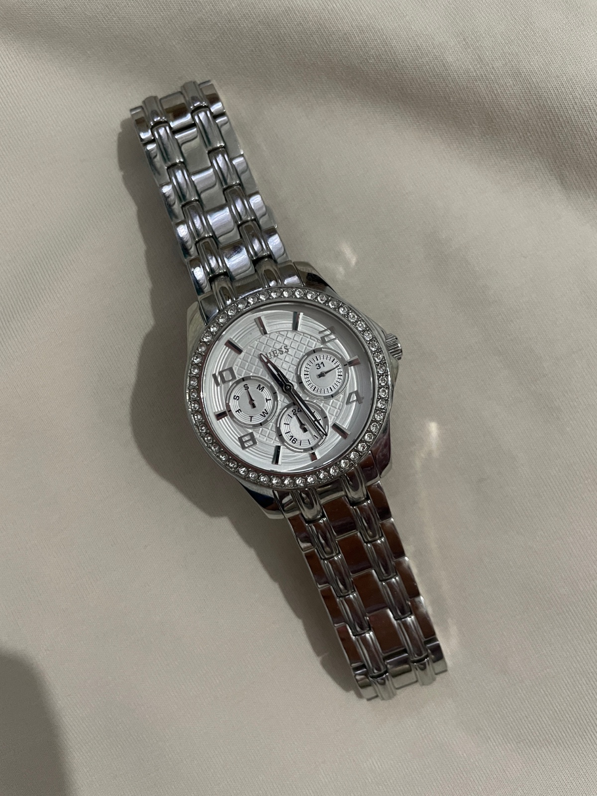 Montre Guess femme argentée – Élégante et raffinée 