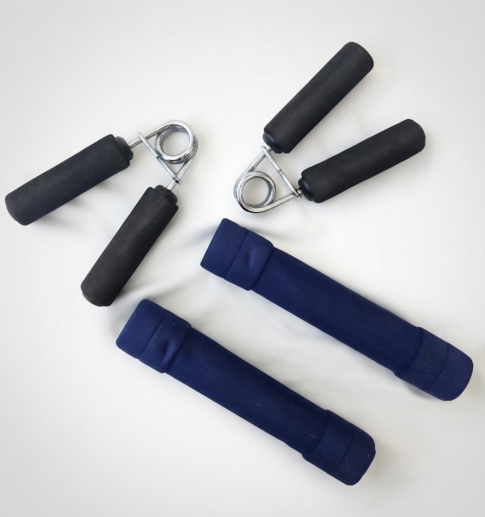 Collection de Deux pinces de musculation et deux haltères 