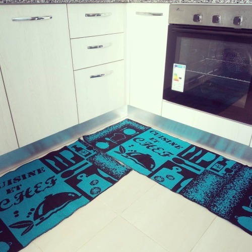 Tapis de cuisine de dimensions 2m/0.50m; il est trés pratique .le prix mentionné est le prix d'une seule piece .